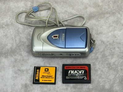 Nikon Coolpix 2500 2MP Digital Camera 3x Zoom Tilt Lens & Accessories Untsted