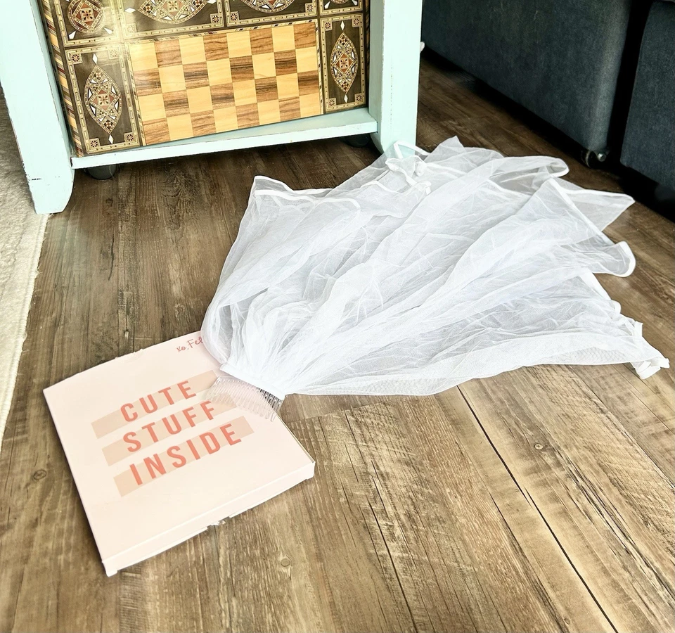 Velo de novia con clip peine marca Xo, Fetti para despedida de soltera, ducha nupcial, etc. Foto 3 de 4