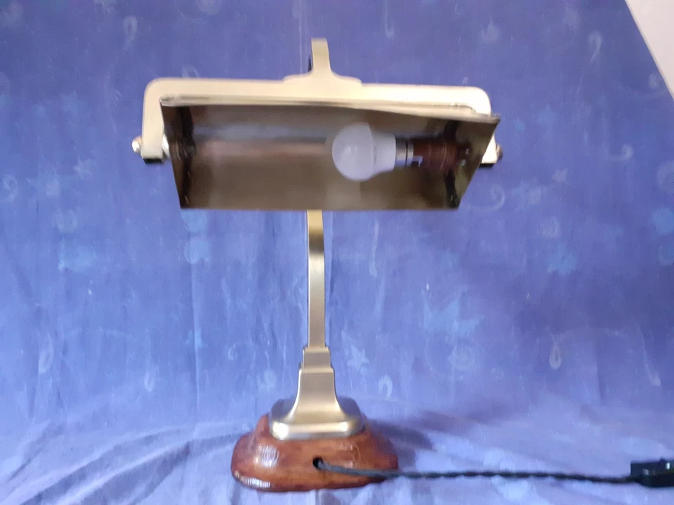 Jolie lampe de notaire en laiton et socle en chêne modèle artisanale 1920 - Photo 3/4