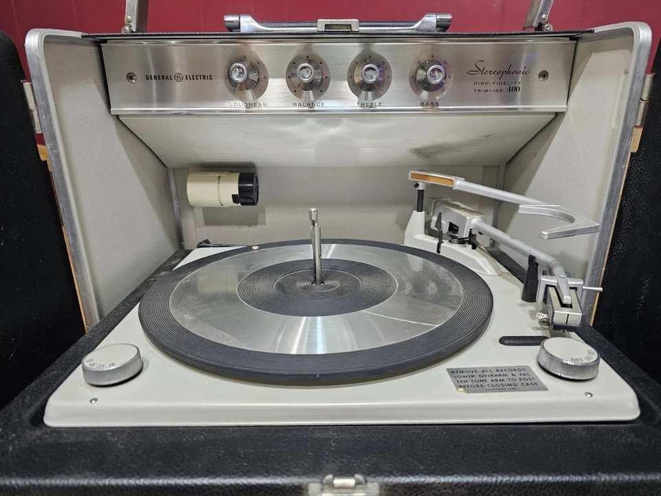 VINTAGE GE STEREOPHONIC HIGH FIDELITY TRIMLINE 400 PORTABLE RECORD PLAYER - Image 2 of 4
