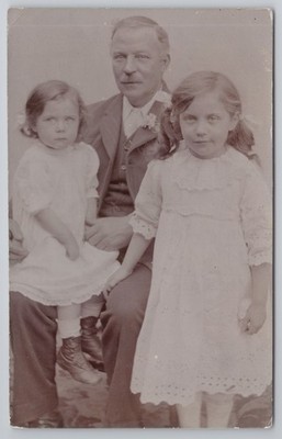 Vater & zwei Töchter Studio Porträt Familie Gruppe RPPC Edwardian