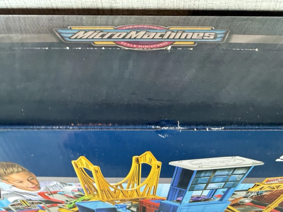 Micro Machines  Super Van City Transforming Playset & 1 Vehicle 2020 - Image 4 of 4