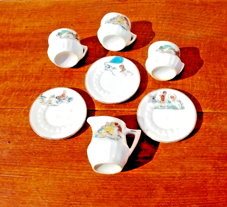 Dînette porcelaine ancienne décor enfants, tasses soucoupes et pot à lait, TBE - Photo 3/4