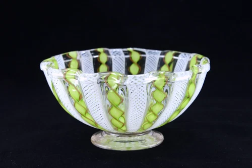 A VINTAGE MURANO VENETIAN ART GLASS BOWL - ZANFIRICO FILIGREE W/ GREEN RIBBONS