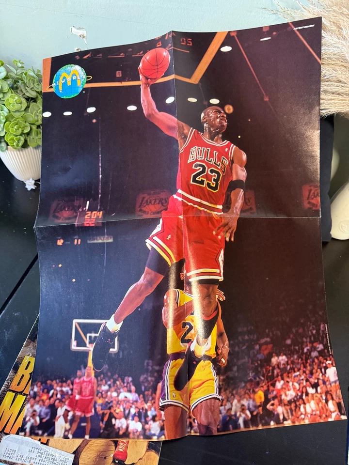 VINTAGE 1995 Michael Jordan Sports Illustrated Kids Collector #45 Bulls w Poster - Imagem 2 de 3