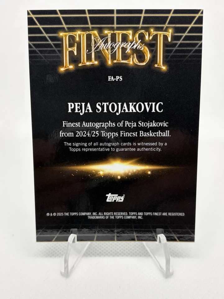 2024-25 Topps Finest Baloncesto 59/99 Peja Stojakovic Verde Geométrico Auto Kings Foto 2 de 2