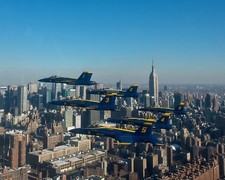ÁNGELES AZULES DE LA MARINA DE EE. UU. EN FORMACIÓN DELTA PASADO HORIZONTE DE NYC - FOTO 8X10 (ZZ-138)