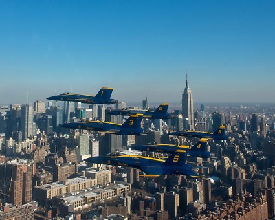 U.S. NAVY BLUE ANGELS IN DELTA FORMATION PAST NYC SKYLINE - 8X10 PHOTO (ZZ-138)