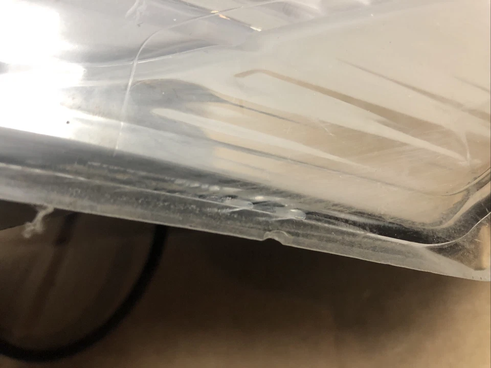 Luz trasera exterior LED transparente LED pasajero derecho prototipo OEM 161336 (GMC Acadia?) Foto 2 de 4