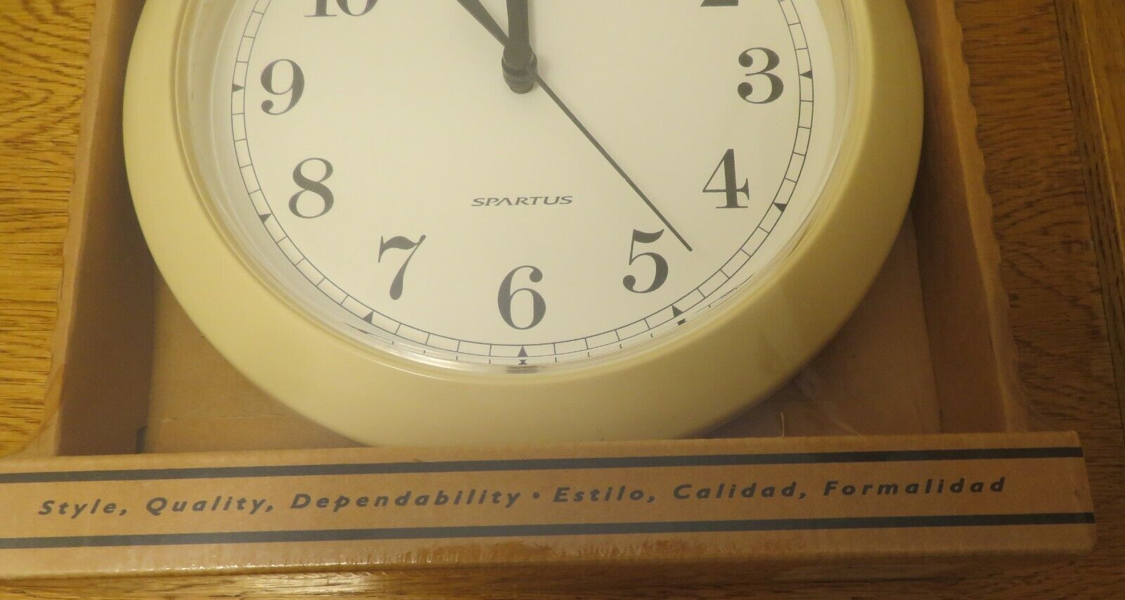 Spartus Clarity Wall Clock Off White Round Analog White Face New 60153K