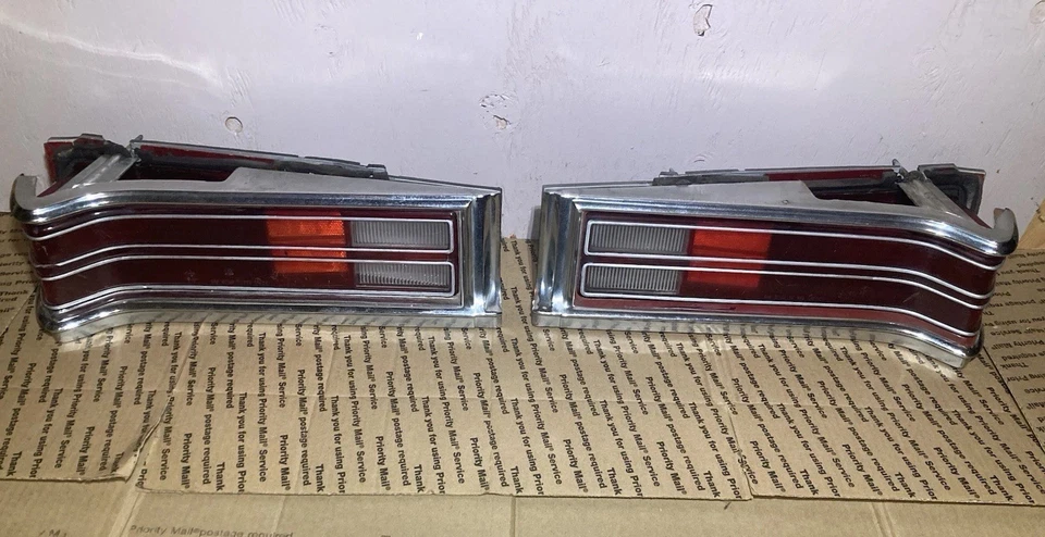 Par de luces traseras y biseles izquierda y derecha Plymouth Valiant Scamp 1974 1975 1976 OEM Foto 2 de 4