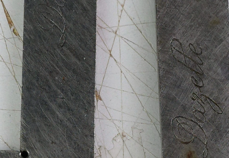 Boite ancienne contenant 2 équerres marquées Dazelle fin XIXeme - Photo 3/4