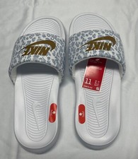 NIKE WOMEN SLIDE VICTORI ONE SLIDE PRINT WHITE METALLIC GOLD SIZE 11
