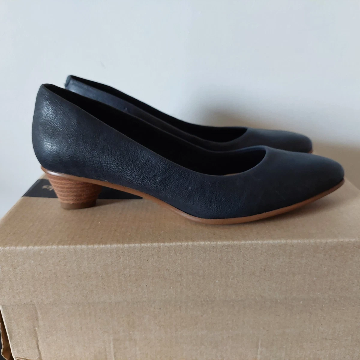 CLARKS MENA BLOOM WOMENS BLACK LEATHER LOW HEEL COURT SHOES UK SIZE 5.5