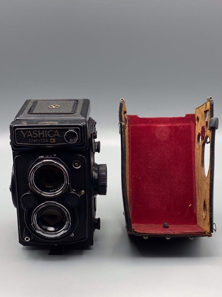 YASHICA MAT-124G MEDIUM FORMAT TLR FILM CAMERA WITH LEATHER