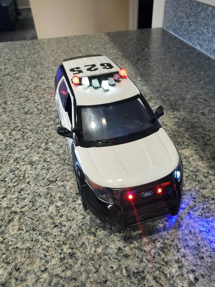 Las Vegas Metro Police   -  Ford Explorer w/ All Flashing Lights - Image 3 of 4