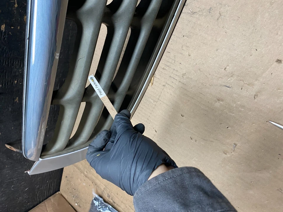 Grelha superior frontal cromada Cadillac Deville 2000 a 2005 fabricante de equipamento original U7566 DG - Imagem 4 de 4