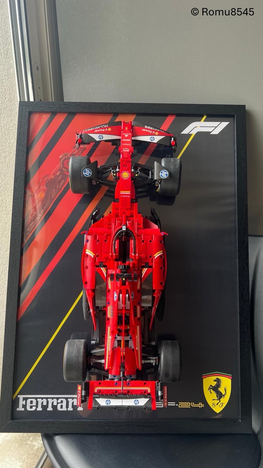 F1 Ferrari SF-24 Technic 42207 avec moteur V6 et direction