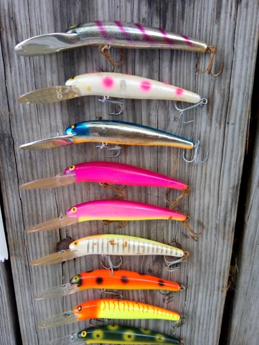 LOT OF 10 BOMBER LONG A DISCONTINUED WALLEYE LURES COLLECT HOT COLORS LOT #2 25A - Picture 3 of 3