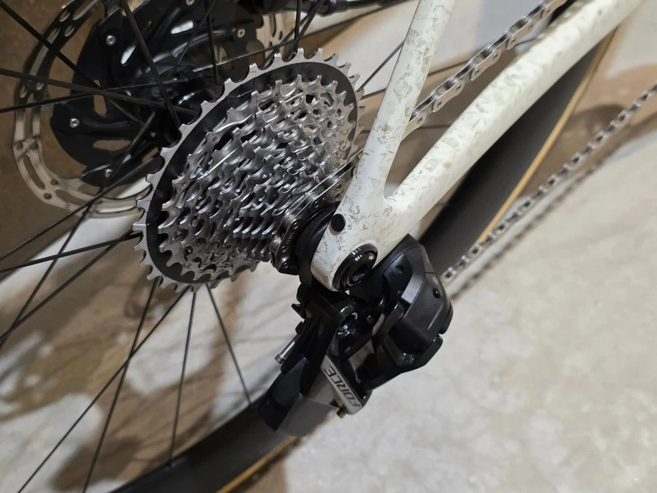 TREK MADONE SLR 7 AXS MY 2026 / ERA WHITE / SUPERNOVA MARBLE / M/L - Bild 2 von 4