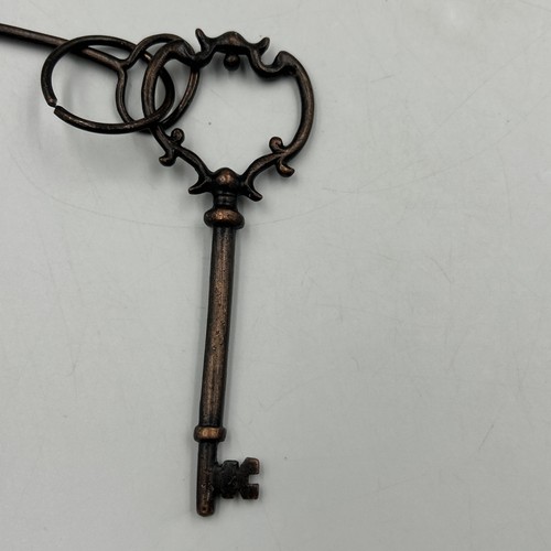 Decorate Skeleton Keys Steam Punk Vintage Looking Lot 2 On A Ring Rustic - Picture 4 of 6