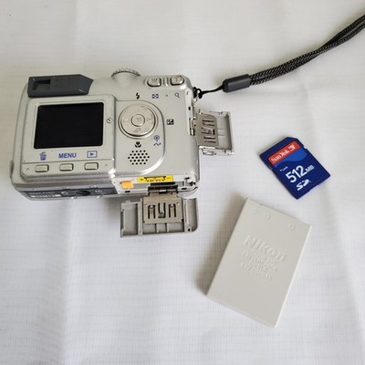Nikon COOLPIX E5200 5.1MP Digital Camera Silver Works Broken Batt