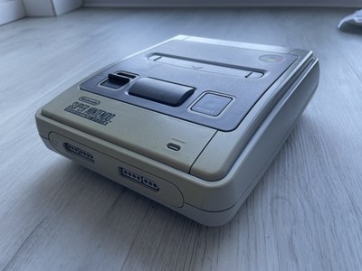 Super Nintendo Konsole / SNES mit Kabeln und Controllern + HDMI Adapter