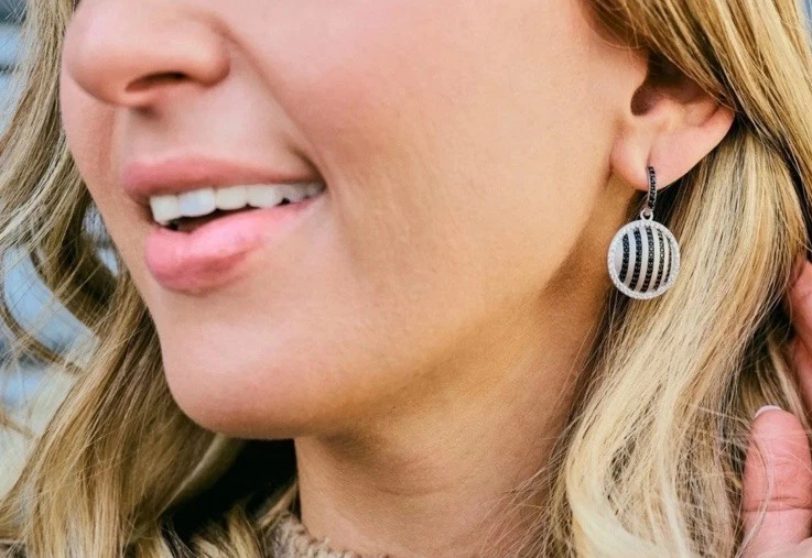 Серьги Freida Rothman из стерлингового серебра 925 пробы с родиевой промышленной отделкой зернистость Pavé - Изображение 2 из 4