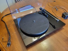 Pro-Ject Debut III Piano Black OM5e record player / turntable