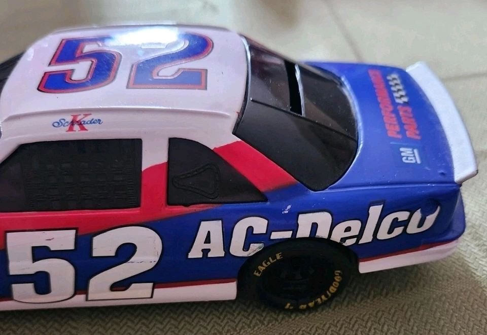 NASCAR CAR BANK!! LIMITED EDITION!! Vintage 1993 #52 Ken Schrader 1:24 Diecast - Image 4 of 4