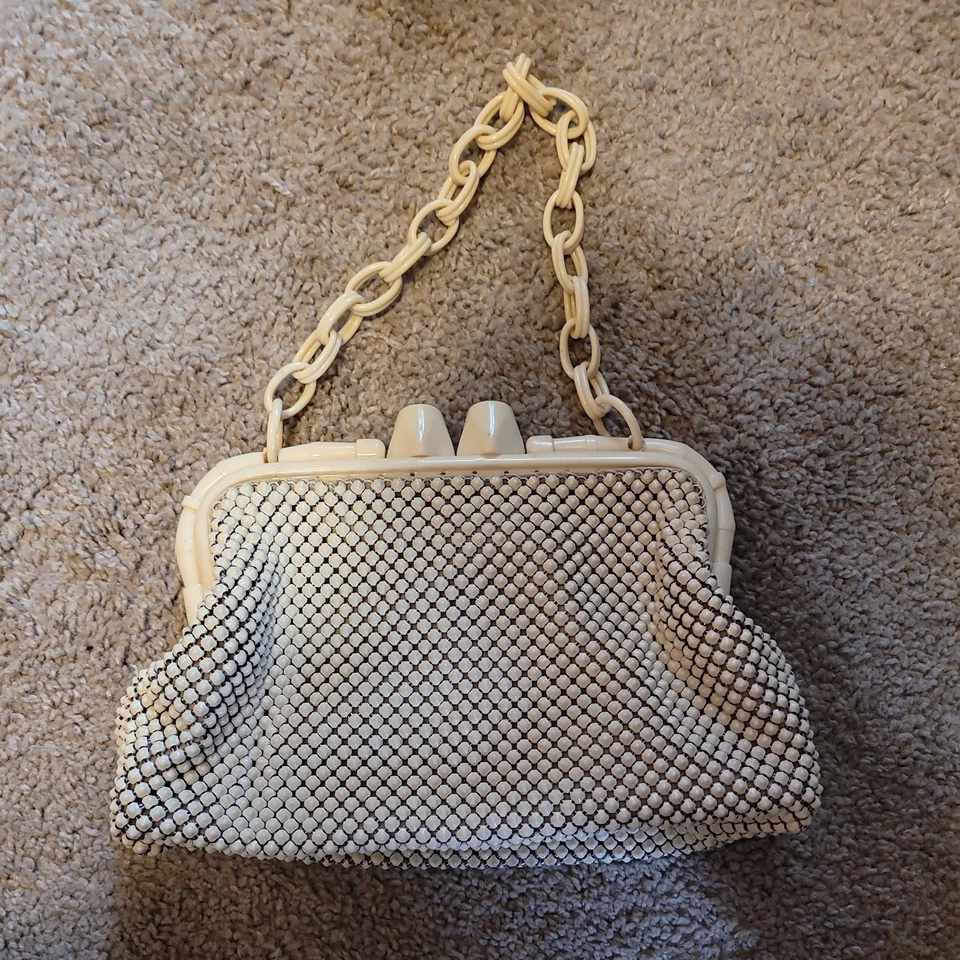 Bolso de mano vintage de baquelita y malla de aluminio Whiting Davis Art Deco Foto 2 de 4