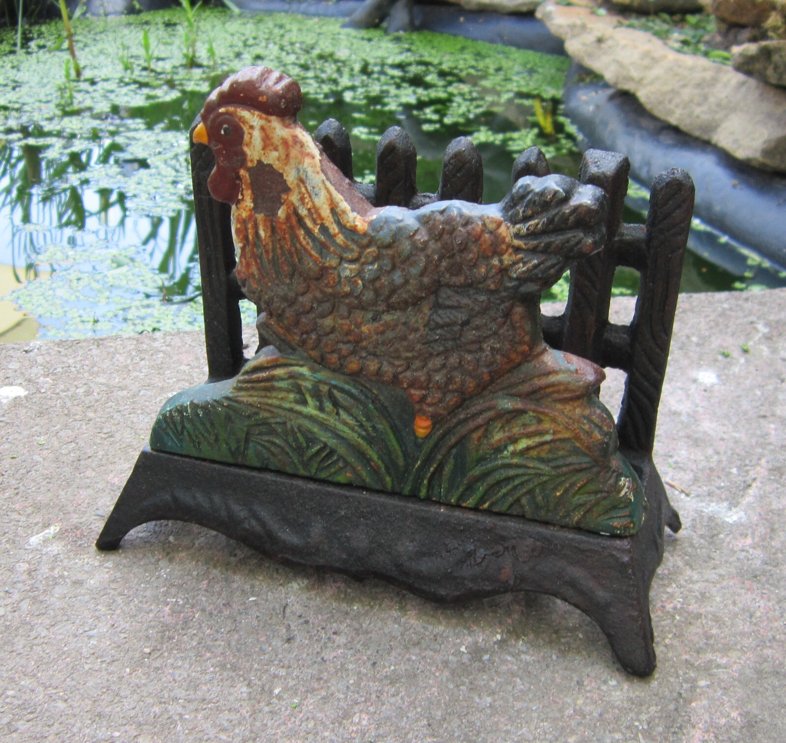 Antiguo soporte eduardiano/george V de hierro fundido con forma de pollo, soporte para póker/cartas