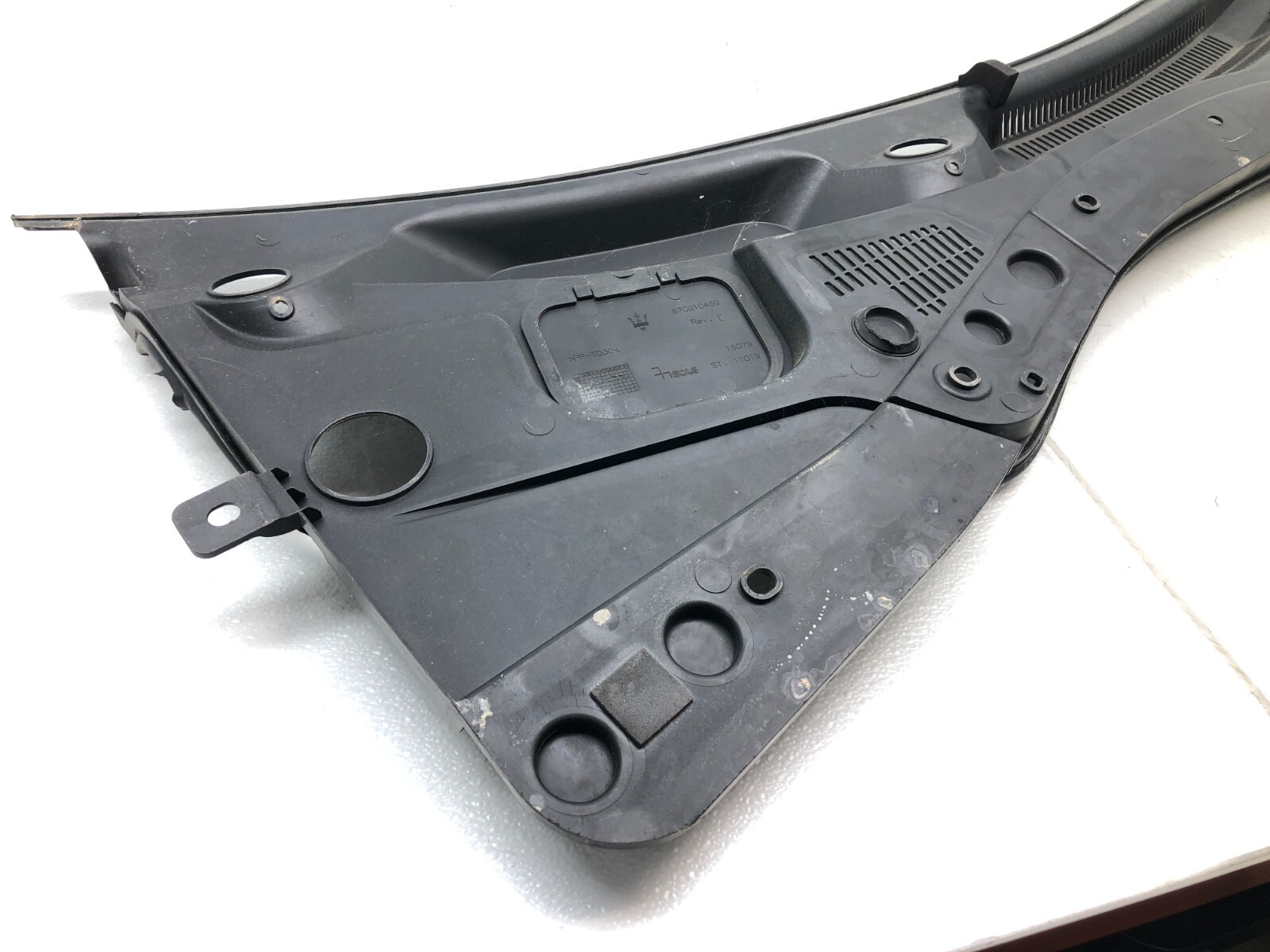 2014-2017 MASERATI GHIBLI S FRONT WINDSHIELD COWL COVER PANEL ASSEMBLY OEM.