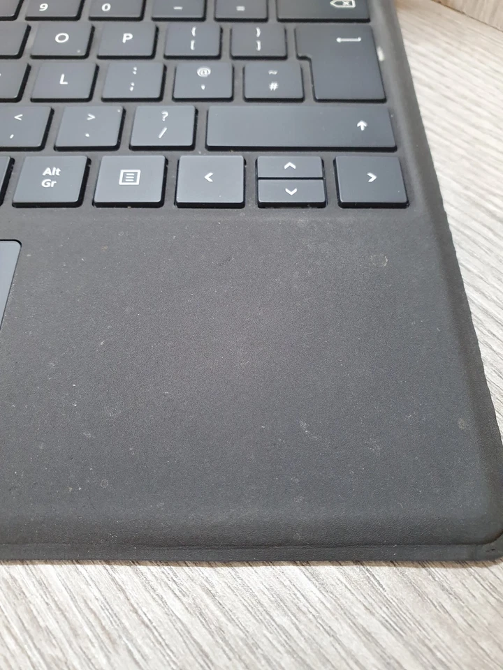 Microsoft Surface Pro (5th Gen) 12.3" M3-7Y30 4GB RAM 128GB NVMe Grade B EB2911 - Image 4 of 4