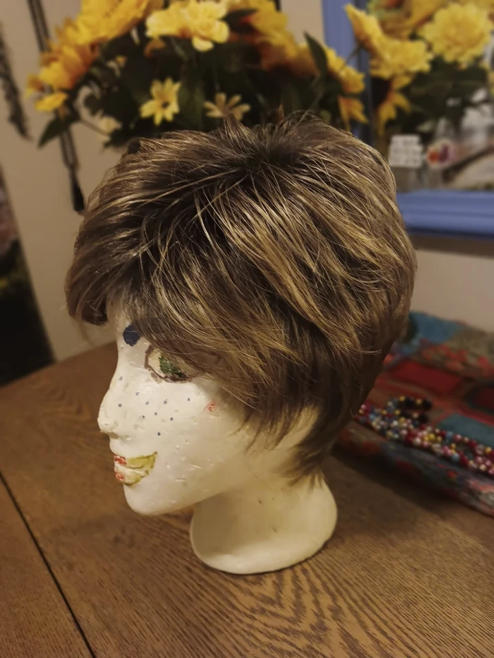 Peluca Shari de Envy in Honey Breeze Foto 2 de 4