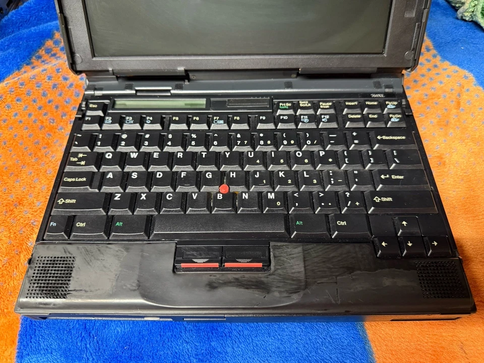 IBM ThinkPad 760XL 12.1" WinXPpro, Pentium 166 Mhz 32GB, 10GB HDD 1.44, CD Foto 2 de 4