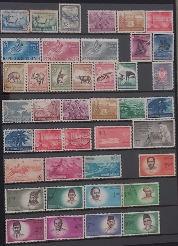 8½ album pages of stamps from Indonesia, used/unused - image 3 of 4