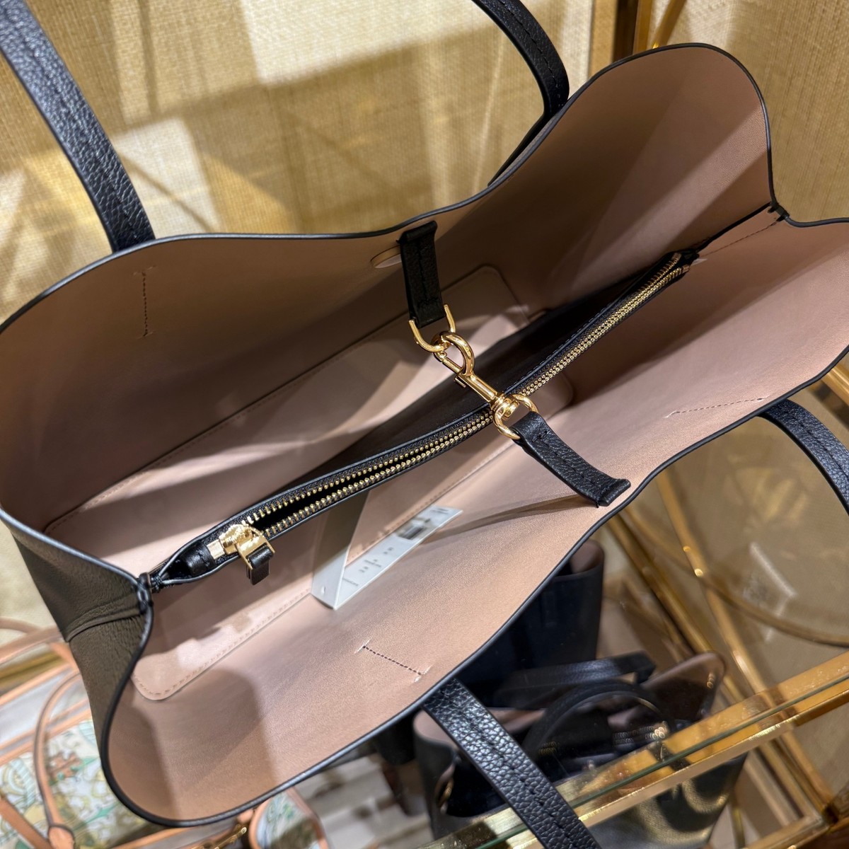 Tory Burch トリーバーチ　サッチェル　グレージュ Tory Burch Blake Center Zip Tote 170471 Pebbled leather $395 BLACK