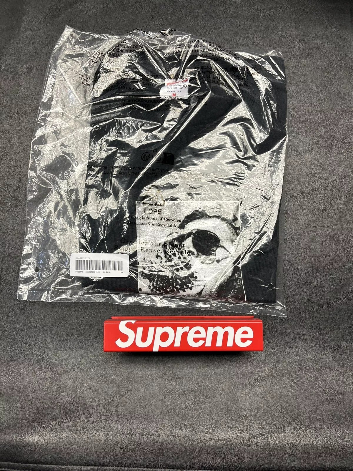 T shirt Supreme Cigarette, Noir, Taille Moyenne (M), T shirt de Noël FW22, DEADSTOCK