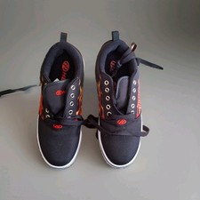 Scarpe Heelys Pro 20 ruote unisex giovani taglia 5 nere con fiamme nuove