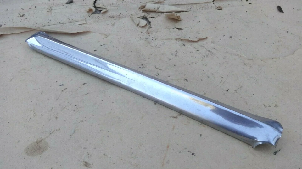 Nash Ambassador 1947 parabrisas exterior acero inoxidable moldura central original Foto 2 de 4