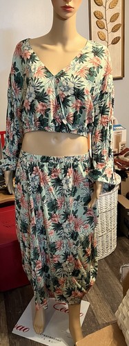 Two Piece Crop Top And Skirt Set - Picture 2 of 7