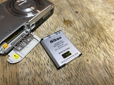 難あり】Nikon COOLPIX A300 シルバー　ジャンク Nikon Coolpix A300 Digital Camera 20.1 MP 8x Zoom TESTED Works HAS
