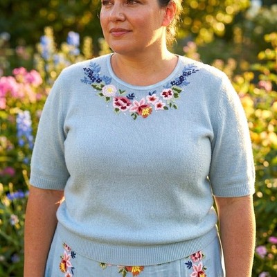 New SUSAN BRISTOL XL Blue Floral Embroidered Lambswool Angora Blend Sweater Top