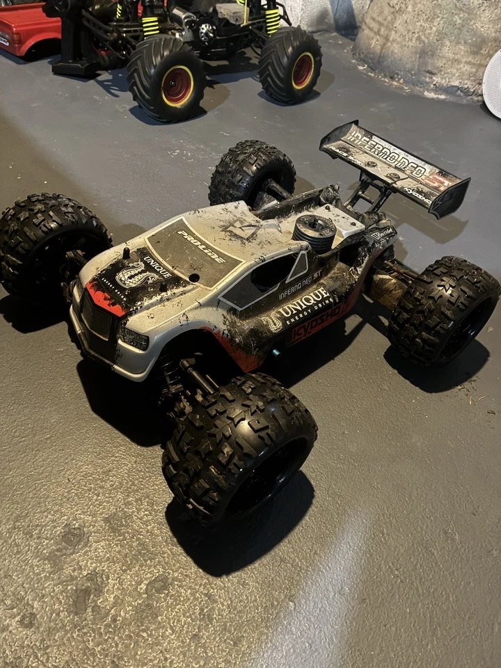 Kyosho INFERNO ST 1/8 Scale 4WD Truggy with KE25 engine with pullstart - Image 2 of 4