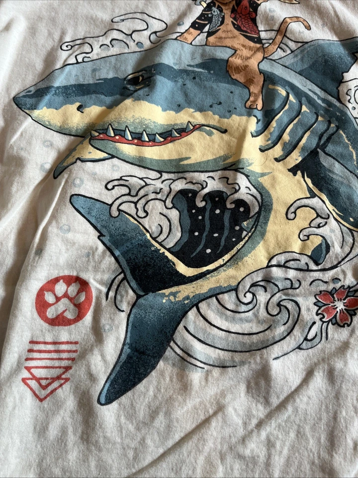 Camiseta gráfica japonesa Samuari Ninja gato montar tiburón para hombre beige N Foto 3 de 4