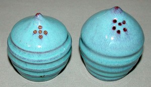 Rare-Signed-Lorenzens-Lantz-Canadian-Nova-Scotia-Pottery-Salt-amp-Pepper-Shakers