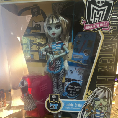 Monster High Frankie Stein Home Ick Doll 11in w/ Accessories (MISB)