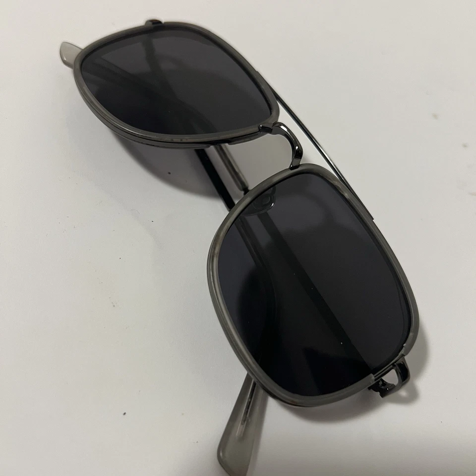 Очки солнцезащитные Vince Camuto VM601 GYGUN Navigator черные и серые - Изображение 2 из 4