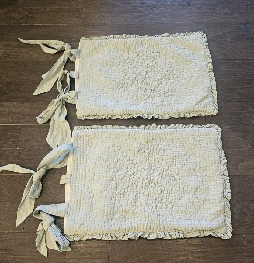 2 fundas de almohada estándar verdes suaves con volantes acolchadas a rayas envolventes Foto 2 de 4